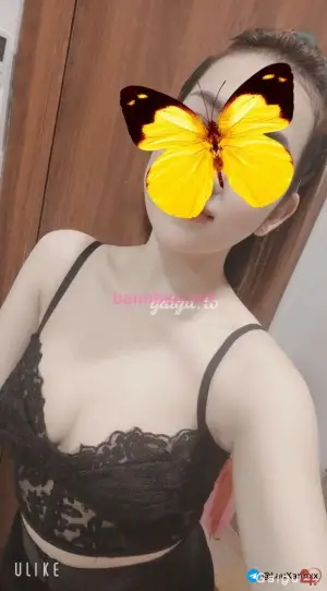 Hot girl Quỳnh  Hương da trắng mặt xinh tình cảm vào đời.