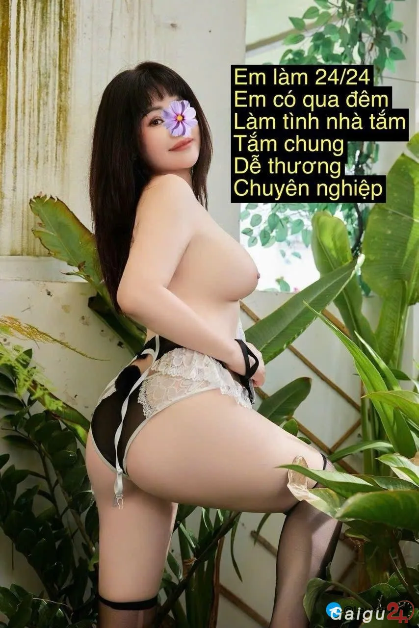 QUYÊN NHI XINH XẮN NGỰC TO MONG BỰ BÚ CU LÚC CÁN CỰC DÂM VÀ CHIỀU KHÁCH