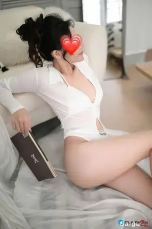 Quỳnh anh, da trắng nõn nà gặp là ghiền.