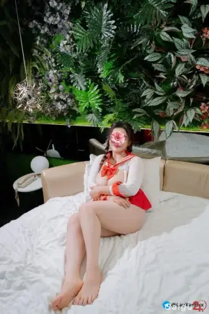 YẾN THƯ VÚ TO VÔ ĐỐI, EM CHIỀU KHÁCH, NGOAN HIỀN